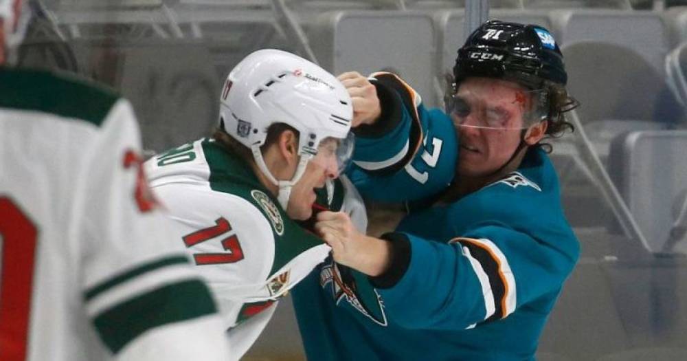Страсти на льду: российскому хоккеисту разбили лицо в его первой драке в НХЛ (видео)