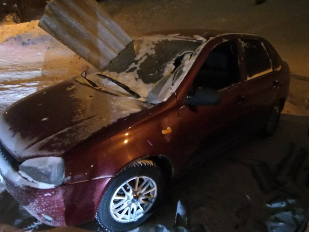 В Каменске-Уральском лист шифера насквозь пробил лобовое стекло машины