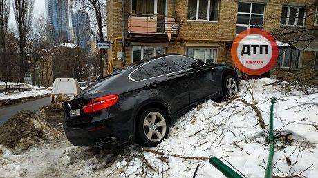 В Киеве заметили очередного «героя парковки» (ФОТО)