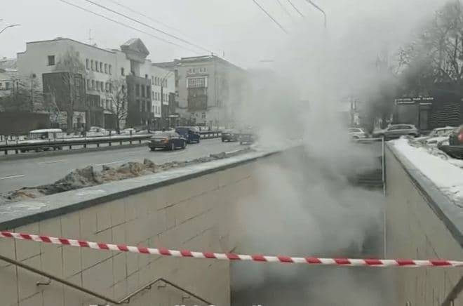 В центре Киева пешеходный переход затопило кипятком