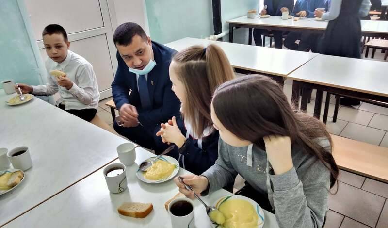 Глава Благоварского района Башкирии проверил школьное питание