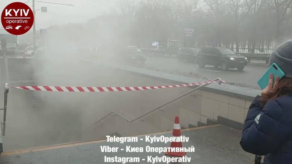На проспекте Победы в Киеве затопило кипятком подземный переход: видео