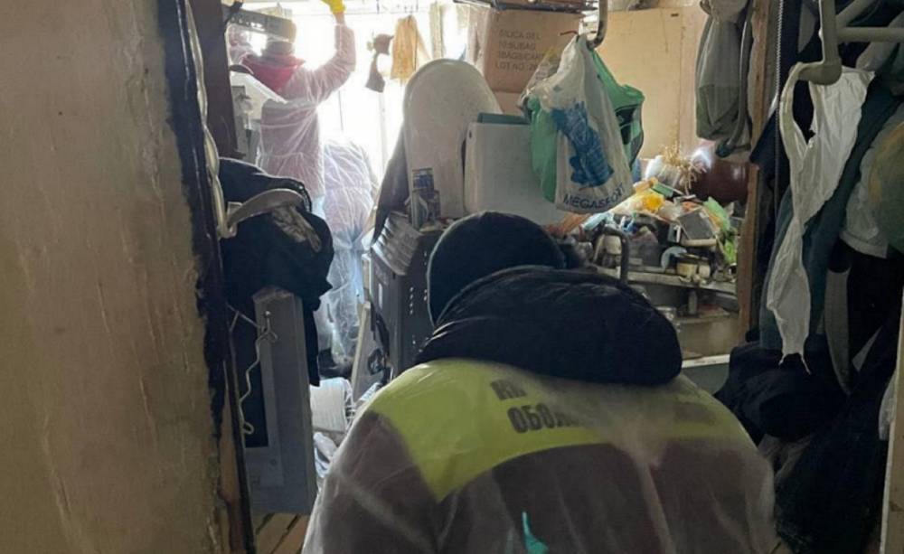 В Киеве вычищали квартиру, под потолок заваленную мусором: "пришлось сбрасывать с балкона"