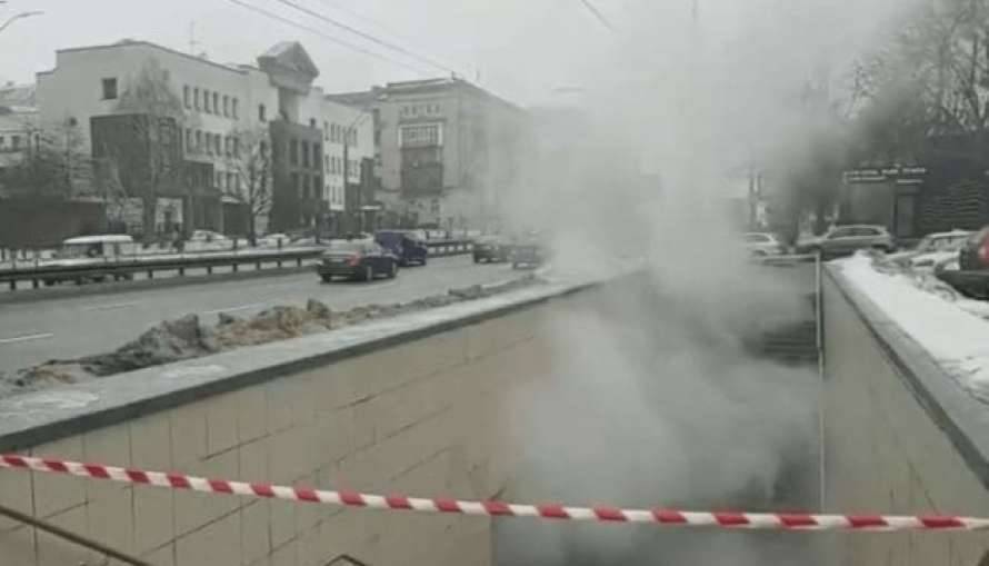 В Киеве на Шулявке залило кипятком подземный переход