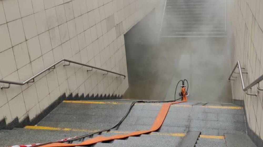 В столице из-за прорыва теплотрассы затопило подземный переход