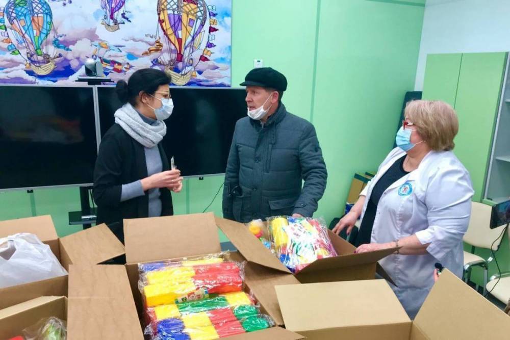 Псковский депутат привез игрушки в детский корпус инфекционной больницы