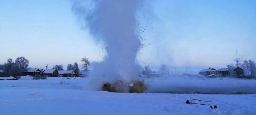 Спасатели взорвали замерзшую реку на севере Карелии (ВИДЕО)