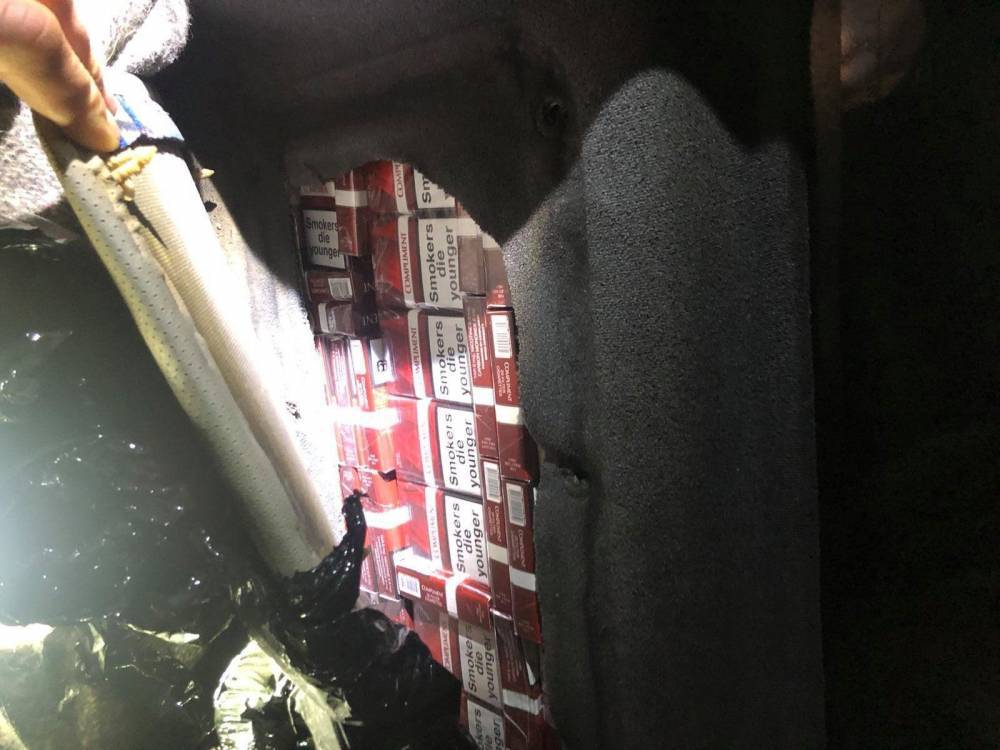Перевозил 1,7 тысячи пачек сигарет в обшивке автомобиля: таможенники задержали контрабандиста