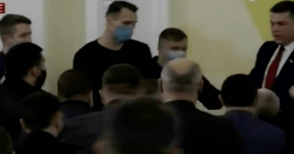 Депутаты устроили потасовку в Харьковском горсовете, под стенами мэрии произошла драка (видео)