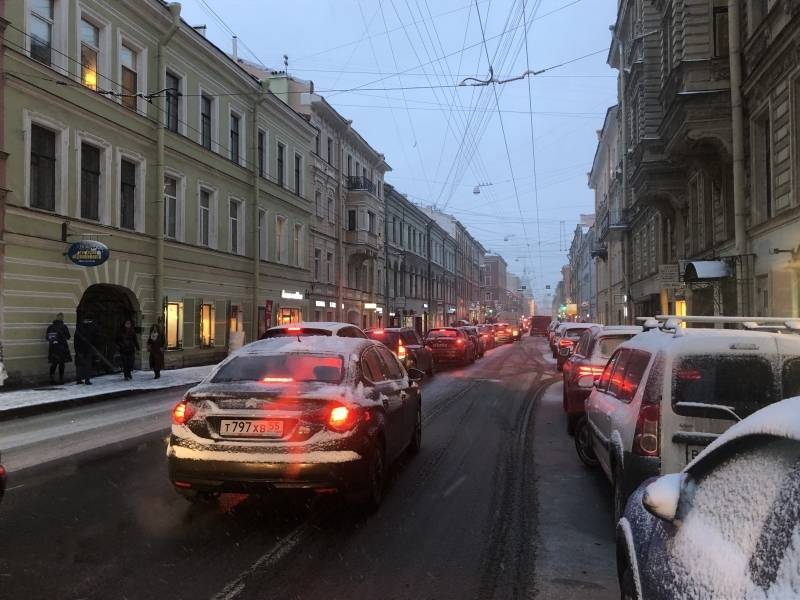 Жители Петербурга столкнулись с семибалльным уровнем загруженности дорог