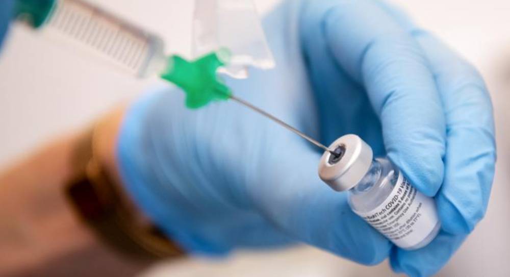 Вакцинация от COVID-19: В Украине сделали первую прививку от коронавируса
