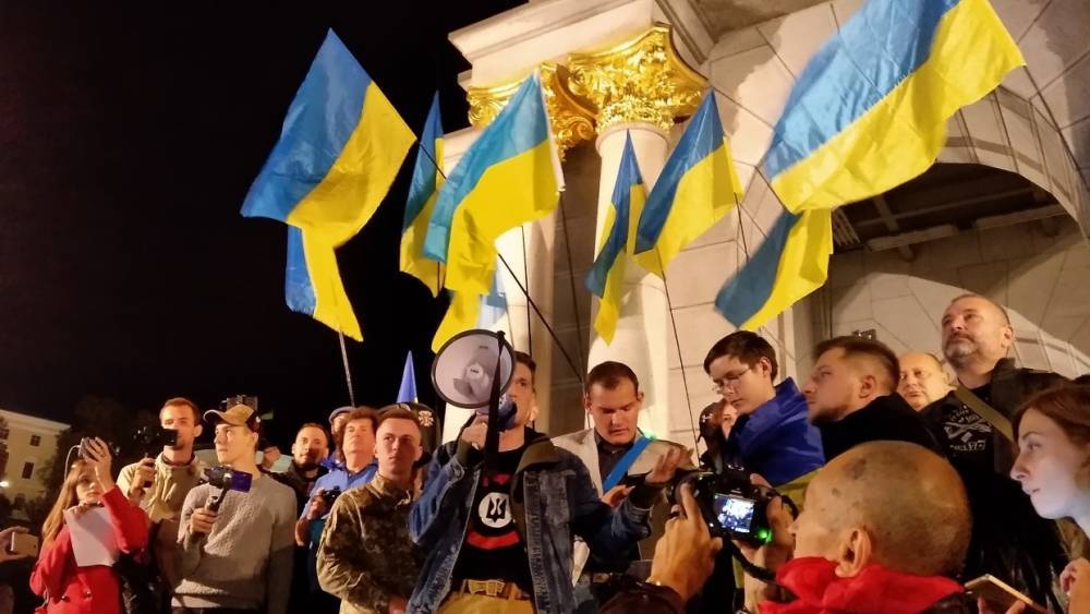 Украинская учительница стоя на парте рассказала школьникам о Майдане