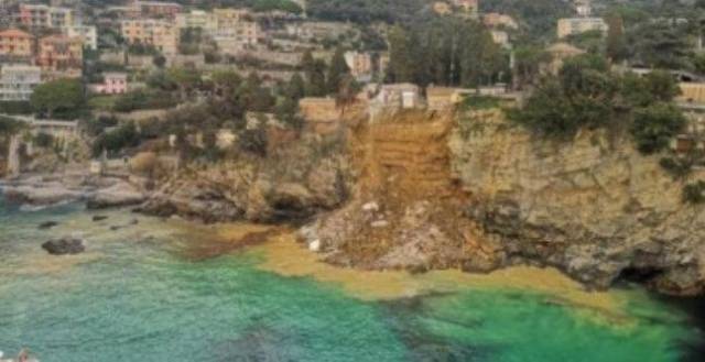 В Италии из-за оползня в море оказались сотни гробов (ВИДЕО)