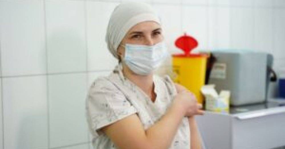 Первая вакцинация в Киевской области: медик получила прививку и вернулась к работе (видео)