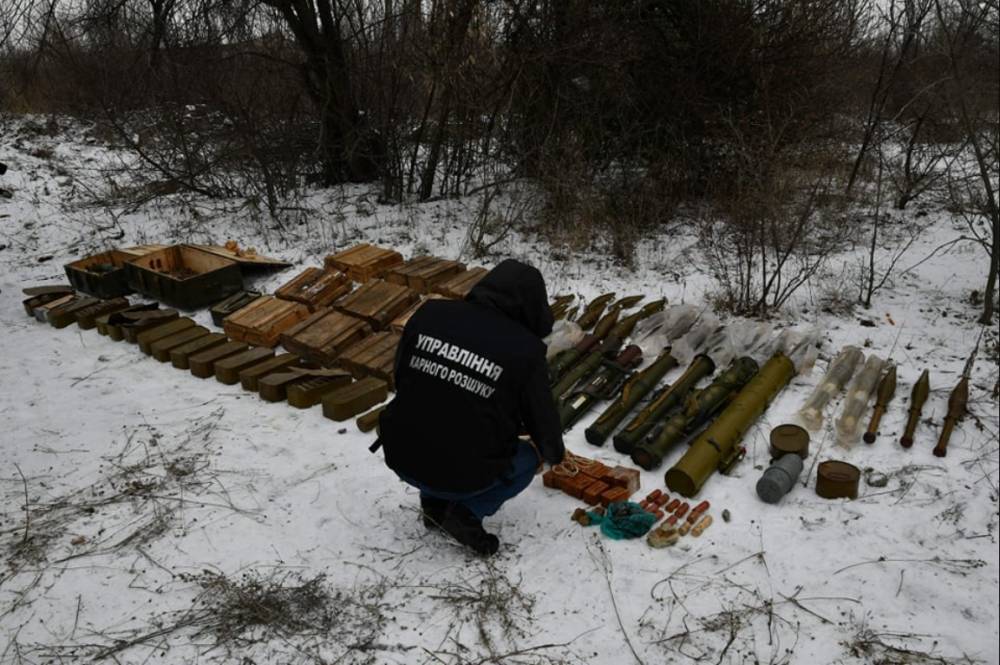В Лисичанске на РТИ нашли склад оружия и боеприпасов: некоторые снаряды придется уничтожать на месте