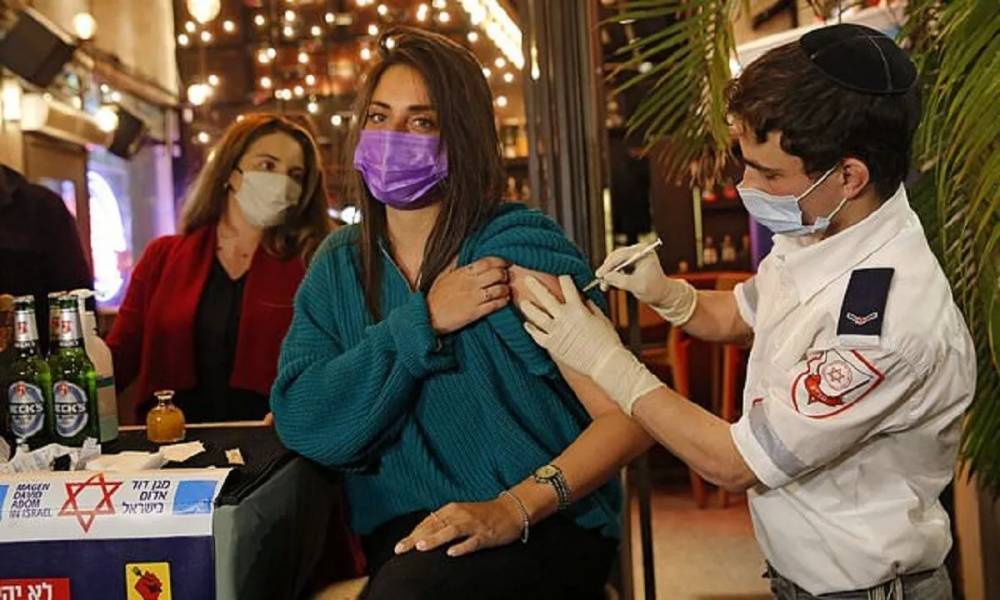 В баре в Израиле бесплатно наливают тем, кто вакцинируется от коронавируса