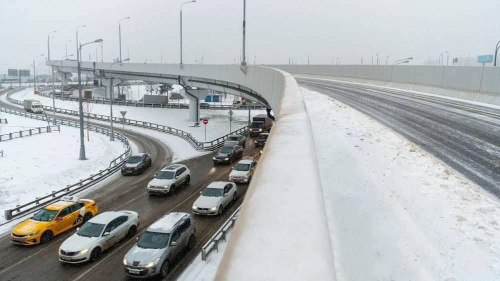 Упавший с эстакады Щелковского шоссе москвич затормозил движение транспорта