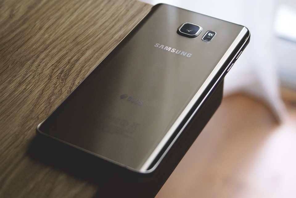 В Сети показали изображения слайдера Samsung Galaxy A82, сдвигающегося вверх и вниз
