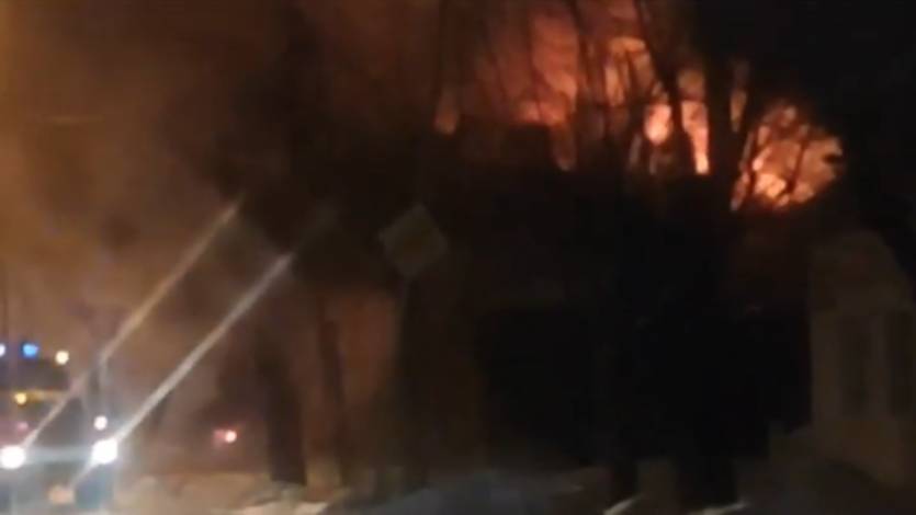 В Тюмени на улице Калинина ночью сгорел частный дом