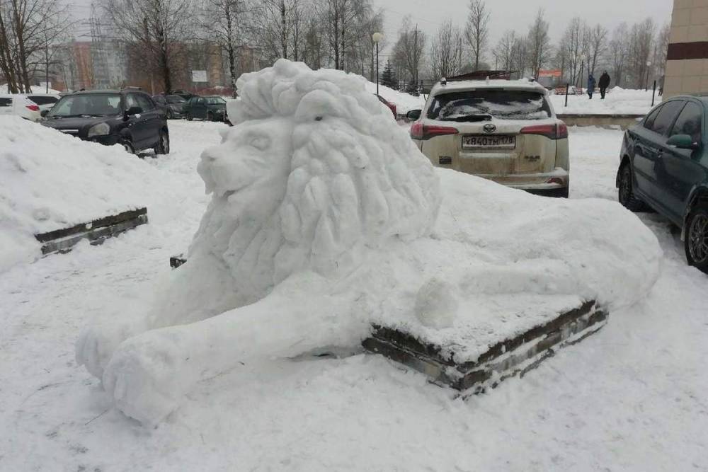 В Смоленске умелец вылепил из снега огромного льва