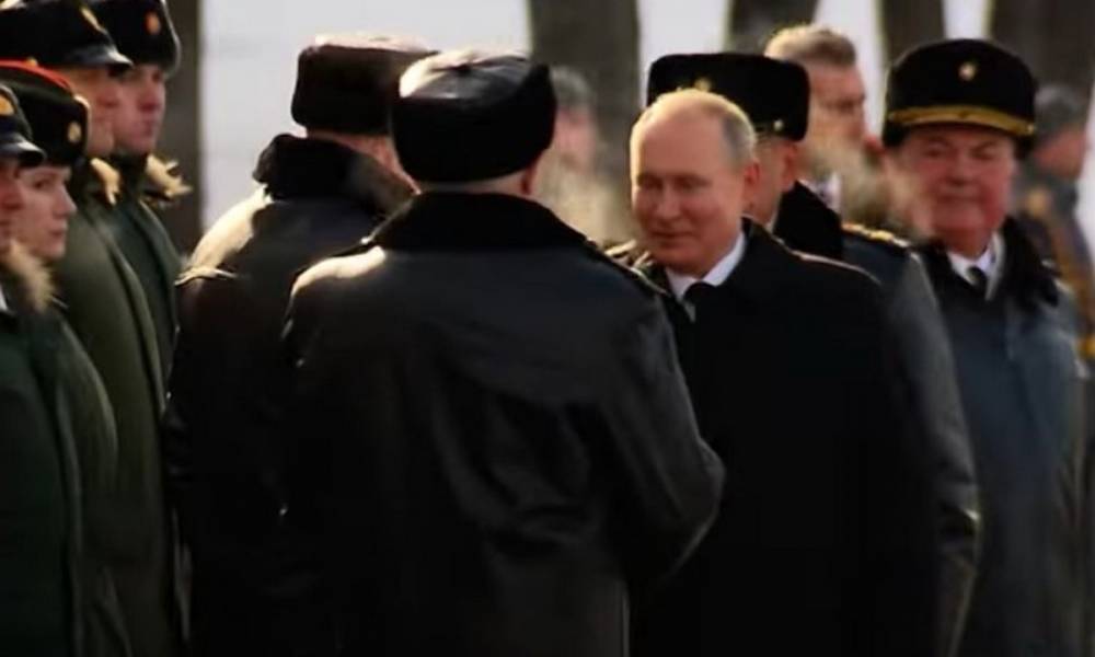 Пресс-секретарь Пескова рассказал, почему Путин был без шапки в мороз