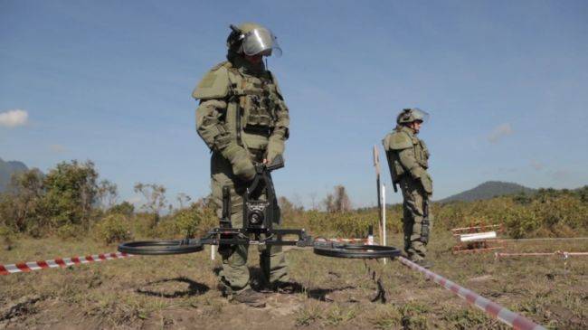Российские саперы обезвредили около 700 бомб и снарядов в Лаосе