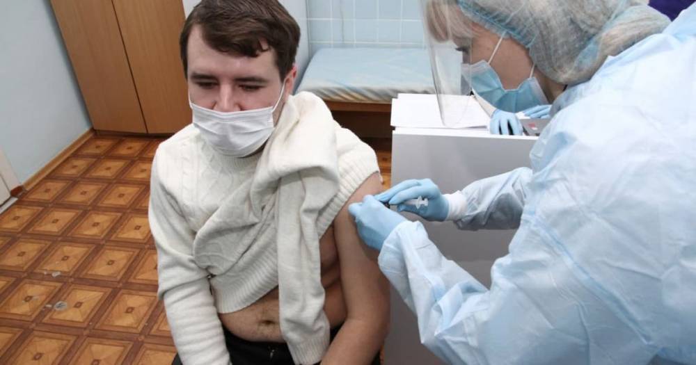 В Полтавской области началась вакцинация от коронавируса: кому сделали первую инъекцию (4 фото)