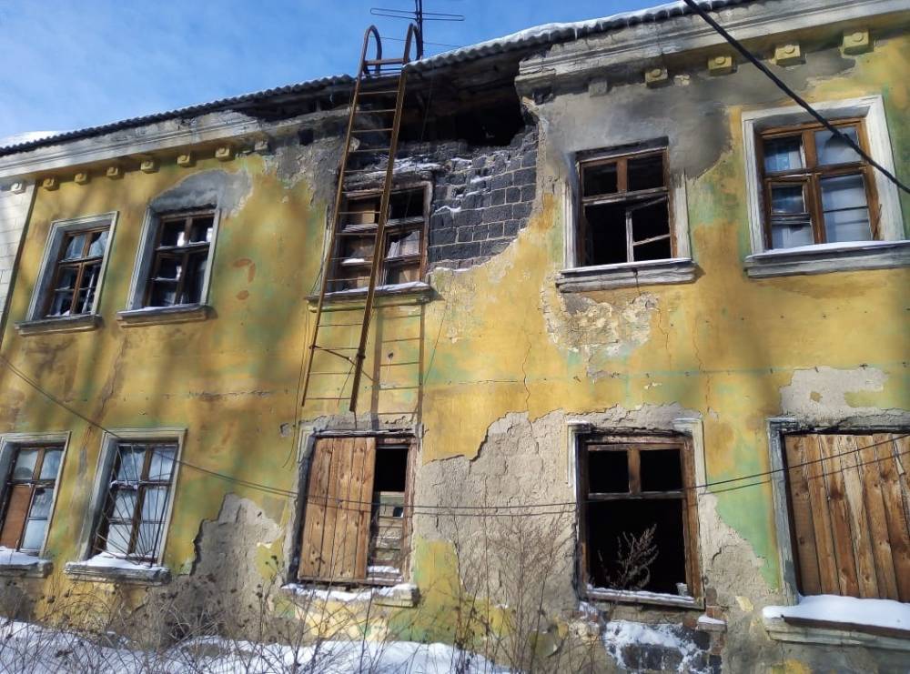 На Урале мать пятерых детей, живущих в сгоревшем доме, вышла на акцию протеста