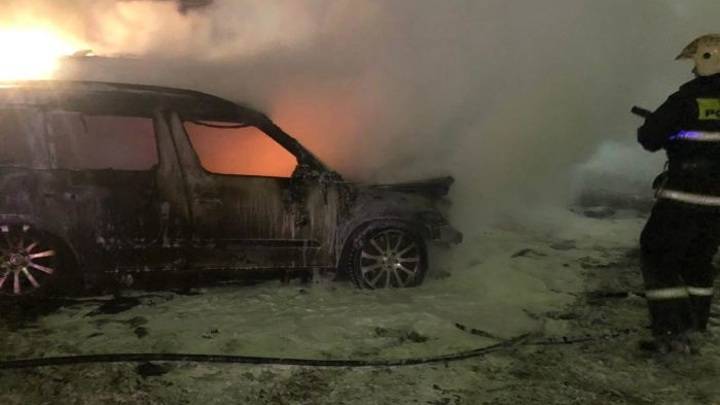 В Александрове 10 пожарных тушили полыхающий автомобиль