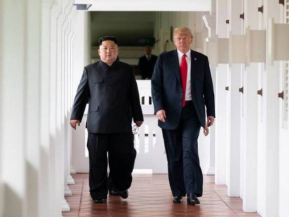 Трамп предлагал подвезти Ким Чен Ына на «борту номер один» до дома после саммита в Ханое