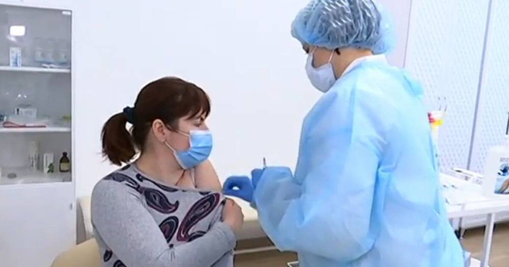 В Киеве вакцинировали первых медиков (фото, видео)