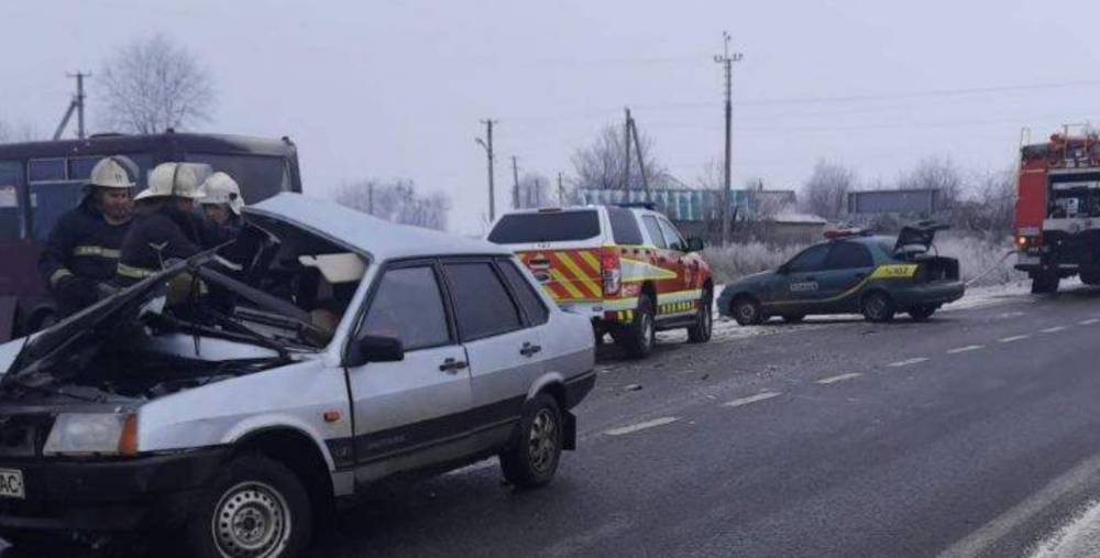 Пришлось разрезать кузов: на Харьковщине страшная авария с пассажирским автобусом, есть жертвы