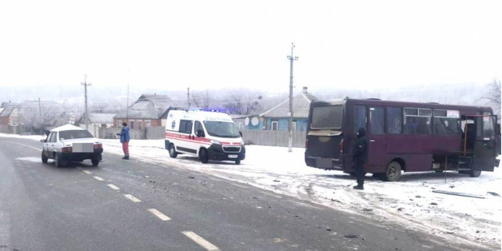 В Харьковской области автомобиль врезался в рейсовый автобус, погибли два человека