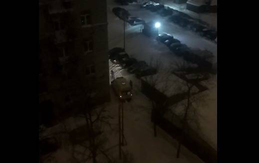 В Петербурге машина реанимации застряла во дворе из-за неубранного снега