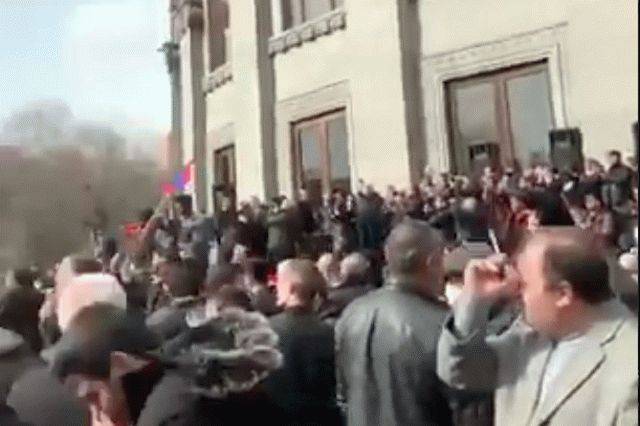 Над Ереваном летают «МиГи», в городе столкновения. Анкара поддержала Пашиняна