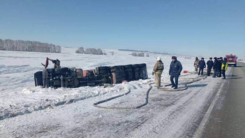 В Башкирии перевернулся грузовик с 23 тоннами нефтепродуктов