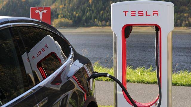 Tesla частично приостановила производство электромобилей в США