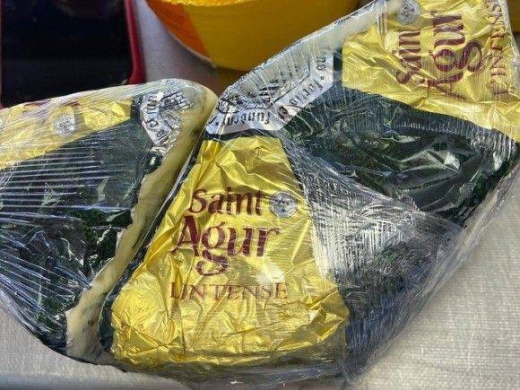 Чиновники нашли в петербургских магазинах 80 кг запрещенного сыра и масла