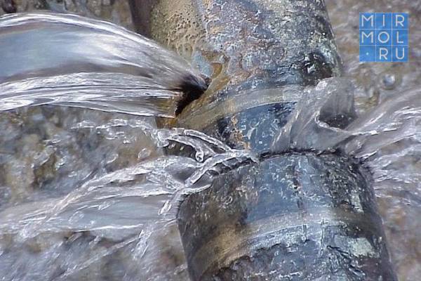 Сотрудники МЧС ликвидируют последствия прорыва водопровода недалеко от каспийского КОРа