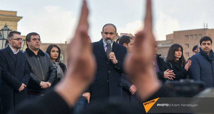 Два лагеря: как проходили митинги оппозиции и власти в Ереване - фотохроника