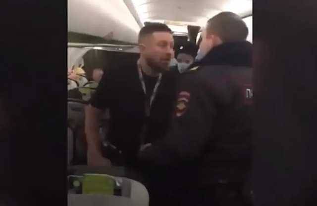 В России два пьяных пассажира устроили дебош в самолете и подрались с полицией