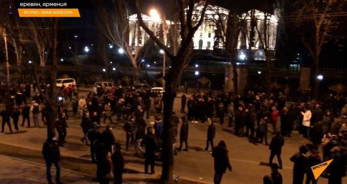 Как оппозиционеры готовятся ночевать у здания парламента Армении – видео