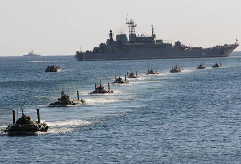 Российский флот контролирует перемещения двух кораблей НАТО в Черном море