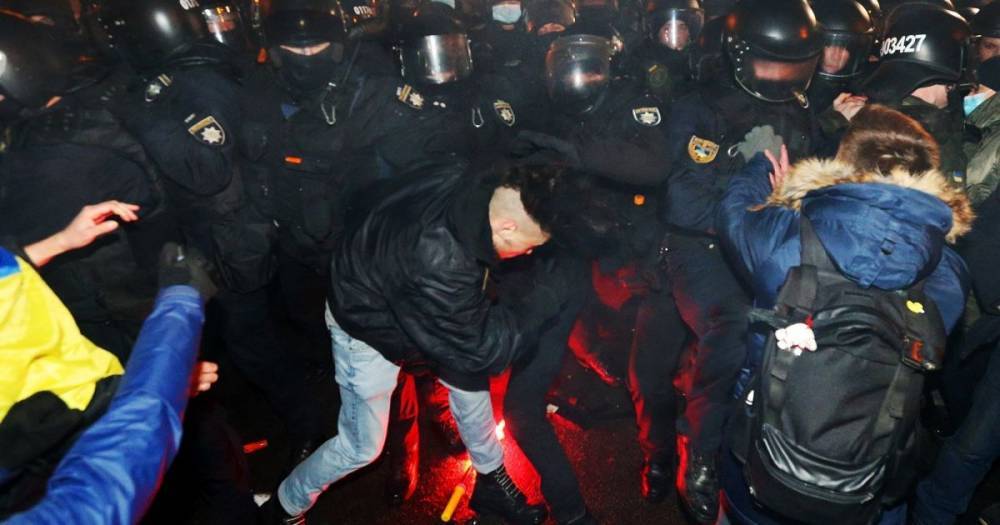 "Мечтал, что будут бить": Геращенко обвинил Порошенко в организации беспорядков на Банковой