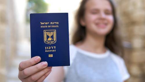 Привитым израильтянам могут открыть Европу: в ЕС утвердили зеленые паспорта