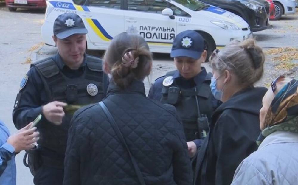 Пожилую женщину в бордовой шапке ищут по всей Одессе, родные не теряют надежды: что известно о старушке