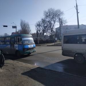 На ул. Иванова в Запорожье автобус врезался в маршрутку. Фото