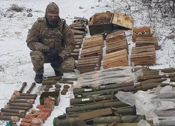СБУ нашла тайник боевиков: гранатометы, взрывчатка, мины