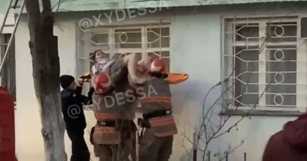 В Одесской области женщина выпала из окна: появилось видео, как ее спасали