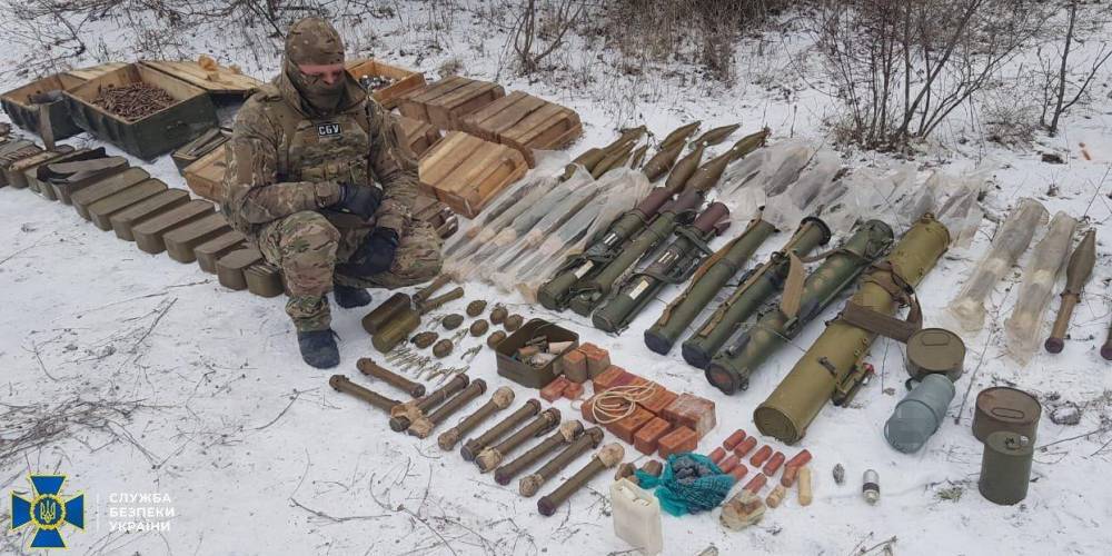 СБУ обнаружила тайник российских диверсантов с целым арсеналом оружия и взрывчатки — фото